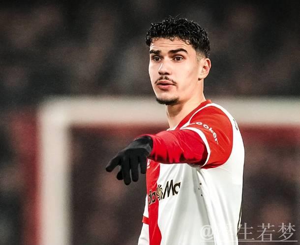 3万人见证!42岁范佩西执教 19岁儿子首秀:1米86踢中锋 3万人见证!42岁范佩西执教 19岁儿子首秀:1米86踢中锋